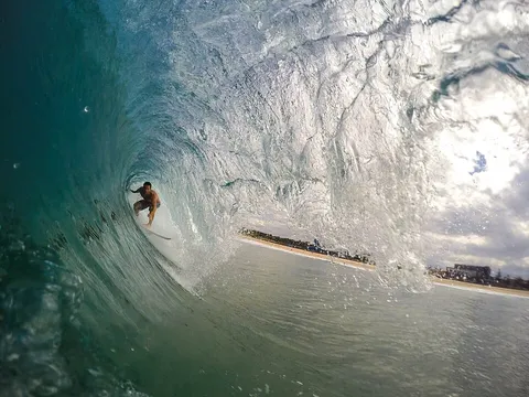 Un surfeur dans le tube d’une vague