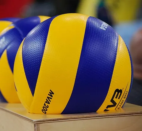 Un ballon de volleyball Mikasa MVA200 jaune et bleu, le ballon officiel de match